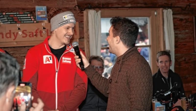 Manuel Feller im Gespräch mit krone.at Sportchef Michael Fally (Bild: Sepp Pail)