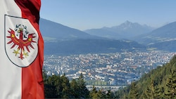 Schön ist sie, die Tiroler Landeshauptstadt. Doch das Leben hier ist teuer. (Bild: Hubert Rauth (Symbolbild))