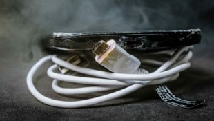 Die Brandgefahr bei Elektrogeräten von Billigplattformen wird oftmals unterschätzt. (Bild: VKI)