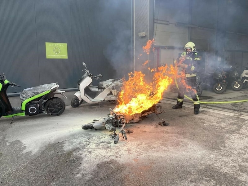 In Windeseile entzünden sich nachgebaute Billig-Akkus. (Bild: Feuerwehr)