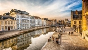 Alte Bausubstanz und zahlreiche historische Baudenkmäler bestimmen seit Jahrhunderten die Silhouette der Stadt Gent. (Bild: Aleksandr elvistudio Stzhalkovsk)