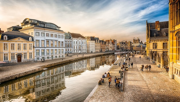 Alte Bausubstanz und zahlreiche historische Baudenkmäler bestimmen seit Jahrhunderten die Silhouette der Stadt Gent. (Bild: Aleksandr elvistudio Stzhalkovsk)
