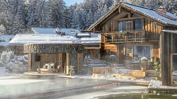 Im Priesteregg Premium ECO Resort ist die Villa Wossa neu. Sie bietet Platz für bis zu sechs Personen und punktet mit einem eigenen Biotop sowie integriertem Infinitypool. 