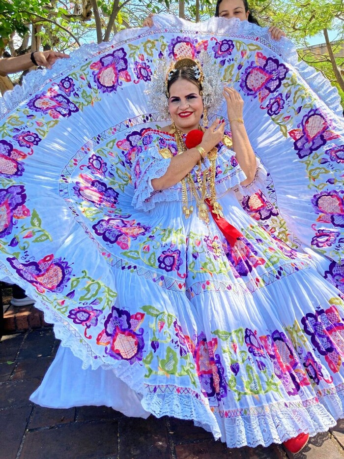 Bunte traditionelle Pollera, das Nationalkleid