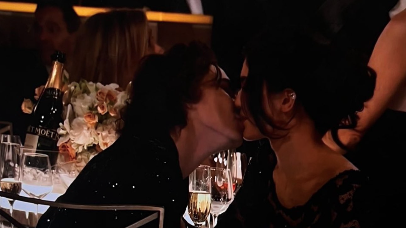 Timothée und Kylie küssten sich bei den Golden Globes. (Bild: https://twitter.com/etnow)