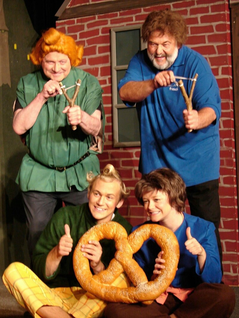 „Max und Moritz“: Christian Krall und Silke Notsch schlüpften 2007 bei den Friesacher Burghofgspielen in die Rolle der beiden Buben, zu Werbezwecken taten dies auch Pfarrer Christian Moritz und Bürgermeister Max Koschitz. Nun muss Kärnten von Pfarrer Moritz Abschied nehmen. (Bild: Burghofspiele)
