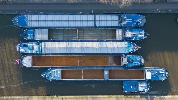 Eine Luftaufnahme mit einer Drohne zeigt die Blockade des Mittellandkanals.