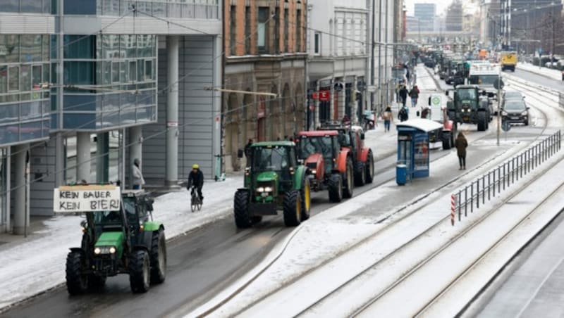 Traktorkolonne in der Münchner Innenstadt (Bild: APA/AFP/MICHAELA REHLE)