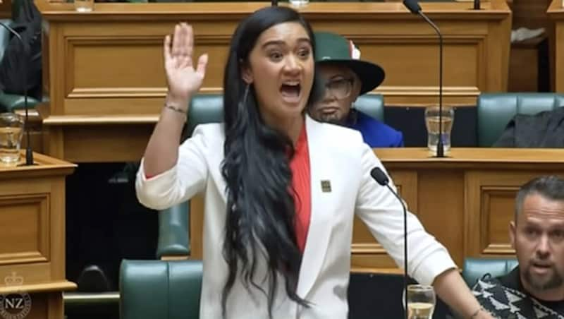 Jungpolitikerin Hana-Rawhiti Maipi-Clarke unterlegte ihre Antrittsrede mit einem traditionellen „Haka“. (Bild: Screenshot ondemand.parliament.nz)