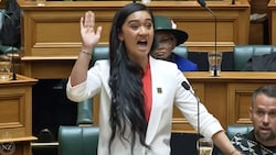 Jungpolitikerin Hana-Rawhiti Maipi-Clarke unterlegte ihre Antrittsrede mit einem traditionellen „Haka“. (Bild: Screenshot ondemand.parliament.nz)
