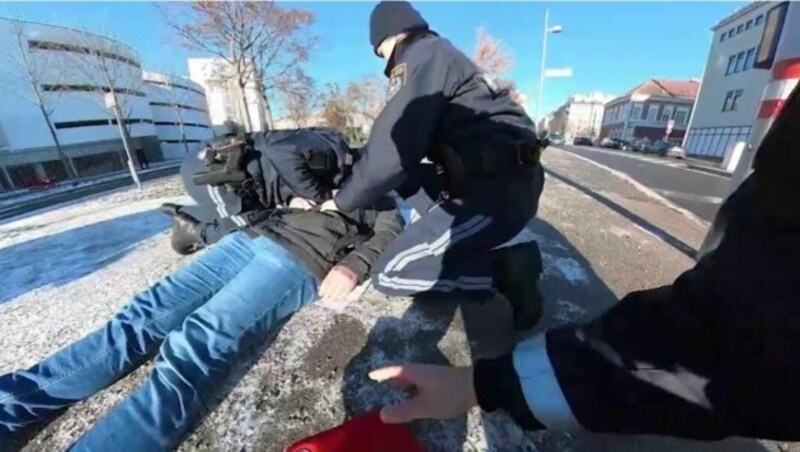 Per Virtual Reality lassen sich verschiedene Einsätze hautnah miterleben. (Bild: LPD Wien)