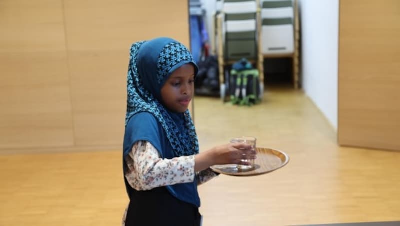 Während Mawada vorsichtig ein Getränk bringt, sind andere Kinder schon am Schnabulieren oder Spielen. (Bild: Birbaumer Johanna)