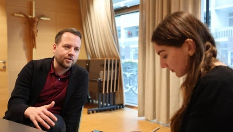 Wolfgang Pedevilla, Schulleiter der Volksschule Fischerstraße im Gespräch mit Redakteurin Nadine Isser (Bild: Birbaumer Johanna)