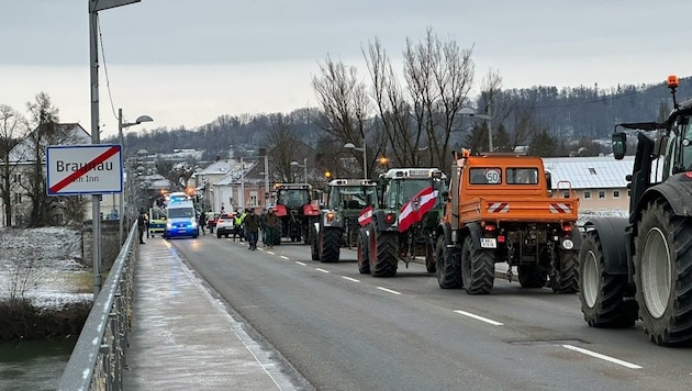 Oö. Bauern blockierten gemeinsam mit bayerischen Landwirten 30 Minuten die Innbrücke in Braunau. (Bild: Scharinger Daniel)
