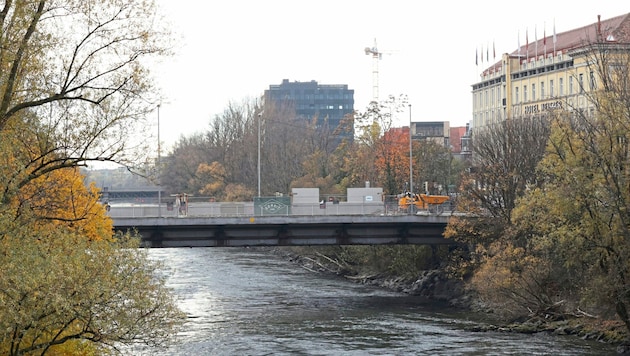 Arbeitsunfall bei der Grazer Tegetthoffbrücke (Bild: Christian Jauschowetz)