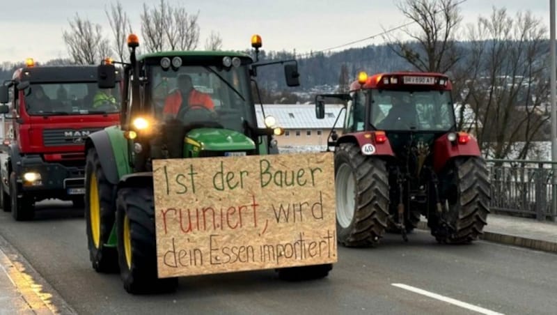 Der Verkehr über die Brücke war in beide Richtungen lahmgelegt (Bild: Pressefoto Scharinger © Daniel Scharinger)