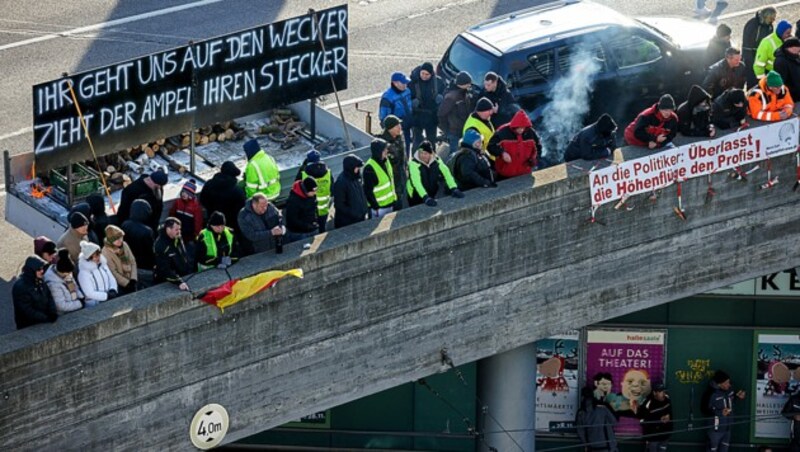 Demo-Teilnehmer in Halle an der Saale (Sachsen-Anhalt) (Bild: APA/AFP/JENS SCHLUETER)