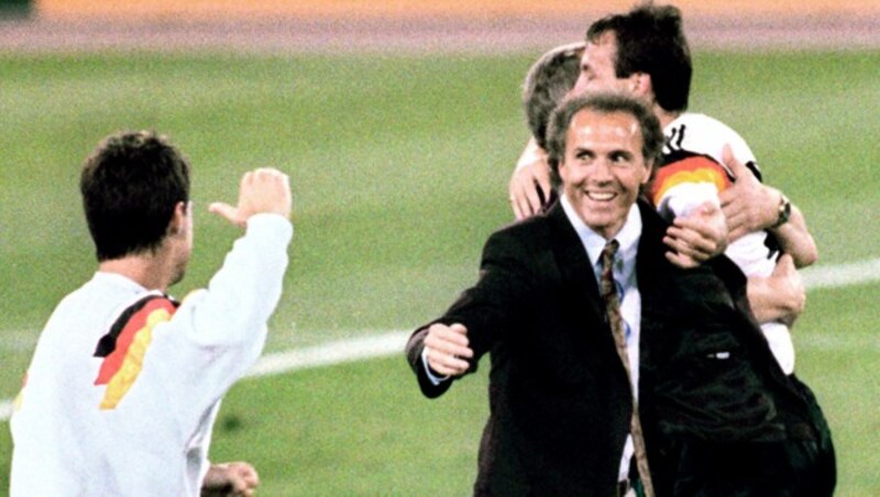 Weltmeister als Trainer: Franz Beckenbauer jubelt in Rom. (Bild: AFP)