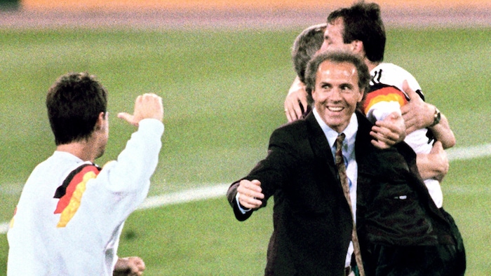 Weltmeister als Trainer: Franz Beckenbauer jubelt in Rom.
