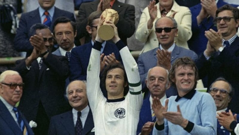 Weltmeister als Spieler: Franz Beckenbauer reckt 1974 den Pokal in die Höhe. (Bild: Copyright 1974 The Associated Press. All rights reserved.)