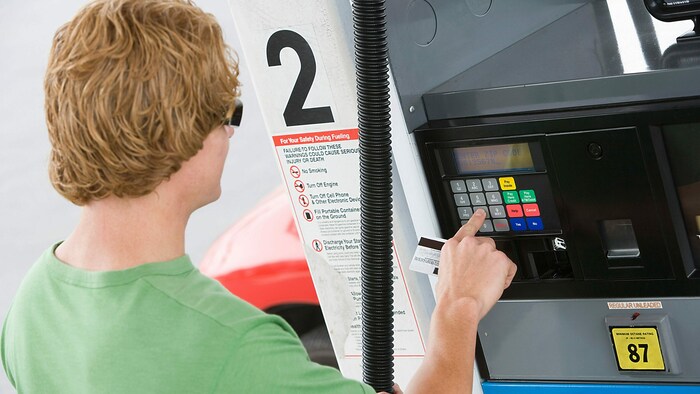 An manchen Tankstellen kosten Benzin und Diesel weniger, wenn man mit der Bankomatkarte an der ...