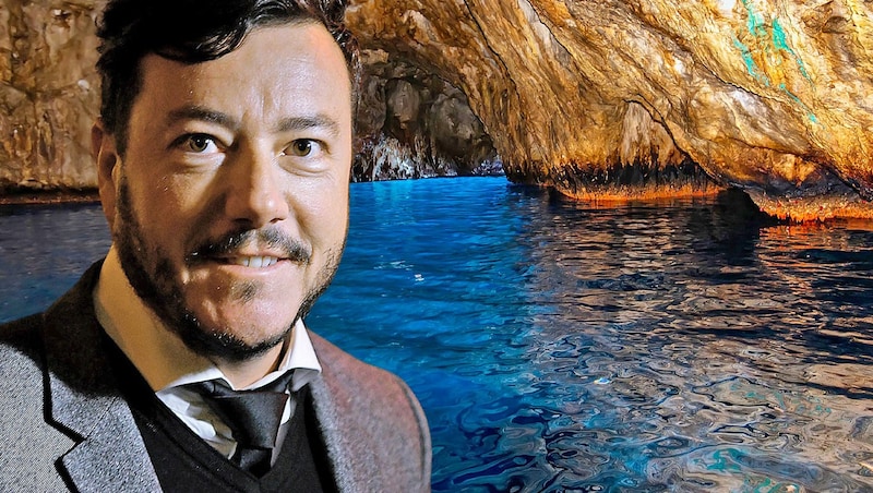 Dem Tiroler Immo-Jongleur hatte es offenbar die Blaue Grotte von Capri ziemlich angetan - er wollte sie laut „Bild“ im eigenen Keller. (Bild: APA/Hans Klaus Techt, Asim - stock.adobe.com, Krone KREATIV)