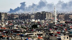 Archivbild: Rauch steigt auf nach einem Luftangriff auf einen Vorort von Damaskus. (Bild: APA/AFP)
