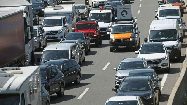 Auf der A10 staut es wegen der Tunnelbaustellen. (Bild: ANDREAS TROESTER)