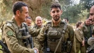 Idan Amedi (rechts) meldete sich freiwillig für den Kriegsdienst - nun liegt er verwundet im Krankenhaus.  (Bild: IDF)