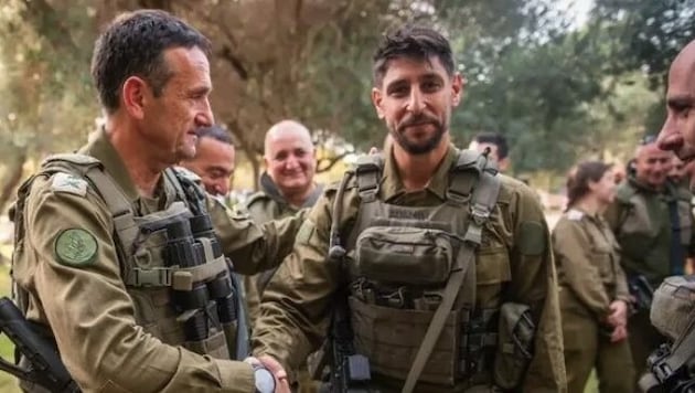 Idan Amedi (rechts) meldete sich freiwillig für den Kriegsdienst - nun liegt er verwundet im Krankenhaus.  (Bild: IDF)