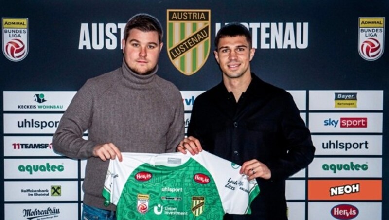 Lustenau-Sportcehf Alexander Schneider präsentiert Neuverpflichtung Luca Meisl. (Bild: Austria Lustenau)