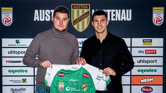 Lustenau-Sportcehf Alexander Schneider präsentiert Neuverpflichtung Luca Meisl.