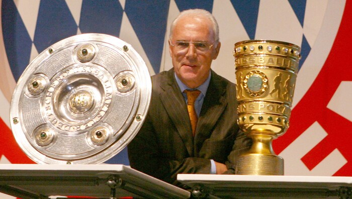 Franz Beckenbauer mit der Meisterschale und der DFB-Pokal-Trophäe