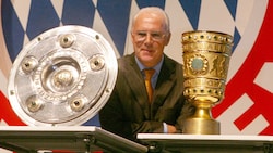 Franz Beckenbauer mit der Meisterschale und der DFB-Pokal-Trophäe (Bild: APA/dpa/Frank MŠchler)