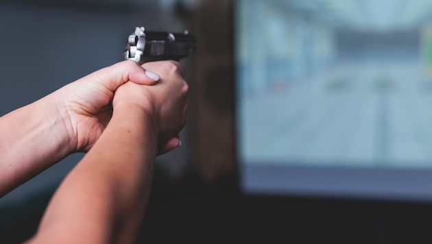 A pistol in women's hands - the proportion of female firearm owners in Upper Austria is also rising steadily (Bild: stock.adobe.com/tsuguliev)