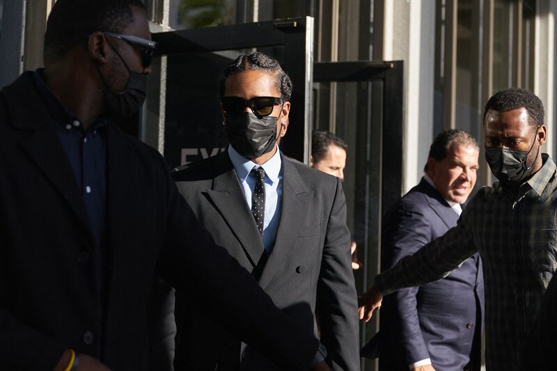 Asap Rocky beim Verlassen des Gerichtsgebäudes. (Bild: APA/AFP/POOL/ALLISON DINNER)