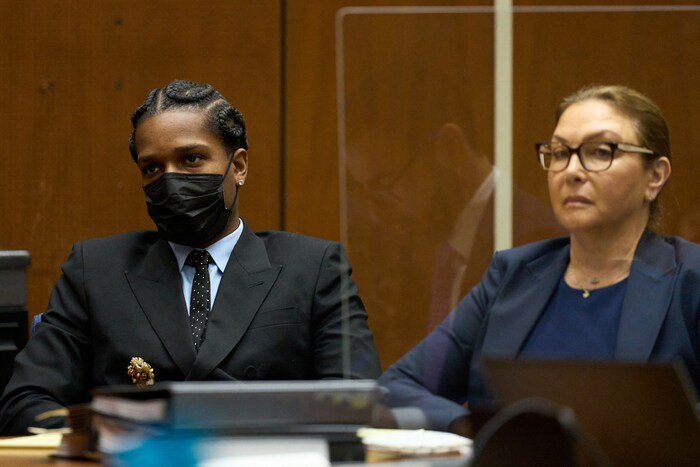 Der Rapper mit einem Mitglied seines Anwaltseams vor Gericht.