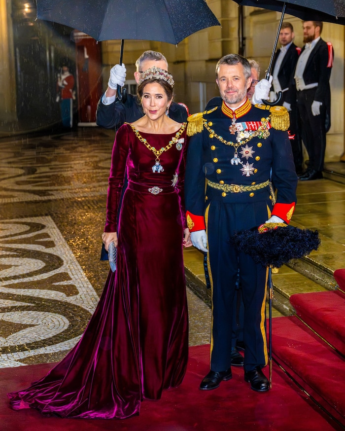 Das tiefrote Satinkleid stand der Prinzessin einfach ausgezeichnet!