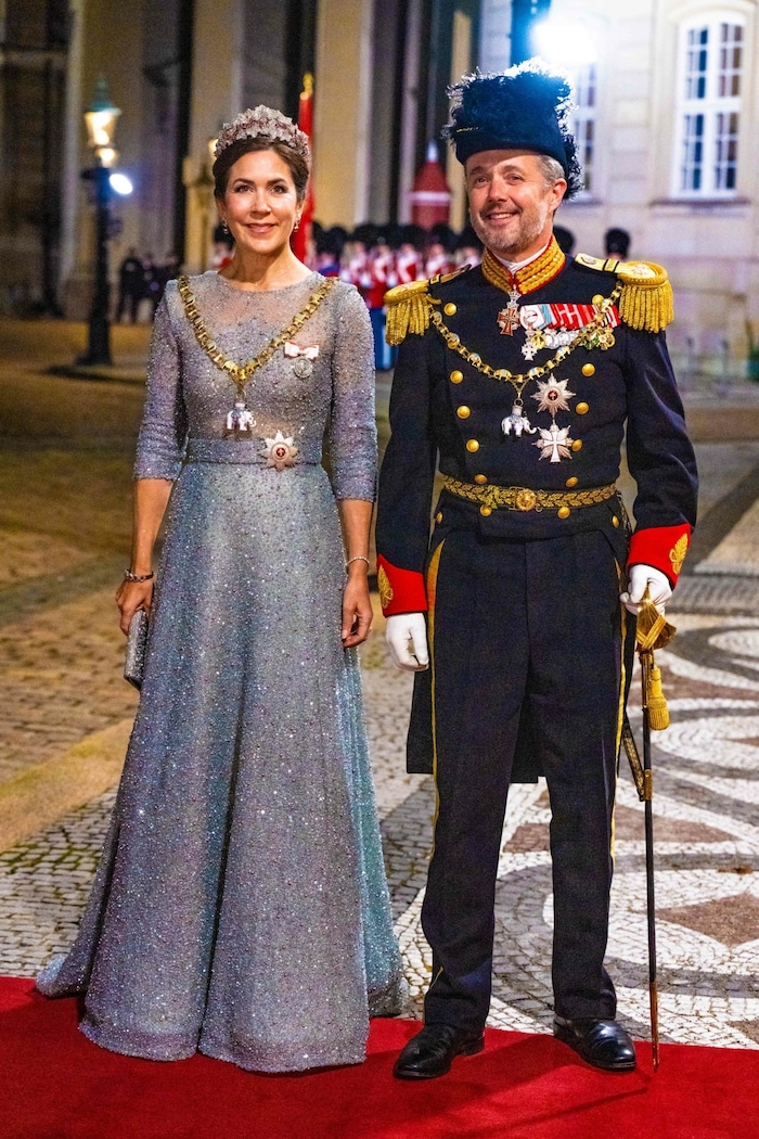 Zum Jahresbeginn 2023 verzauberte die zukünftige Königin in einem Perlenspitzenkleid.