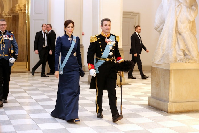 Das blaue Kleid stand Mary einfach ausgezeichnet!