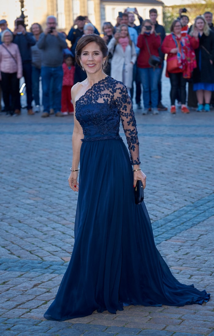 Prinzessin Marys knallroter Nagellack bildet einen stilvollen Krontrast zum dunkelblauen Kleid.