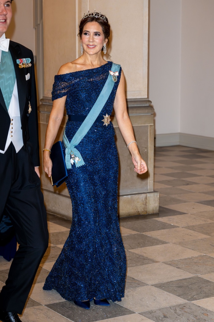 Anlässlich Christians Geburtstags funkelte Mary im blauen Glitzer-Kleid.