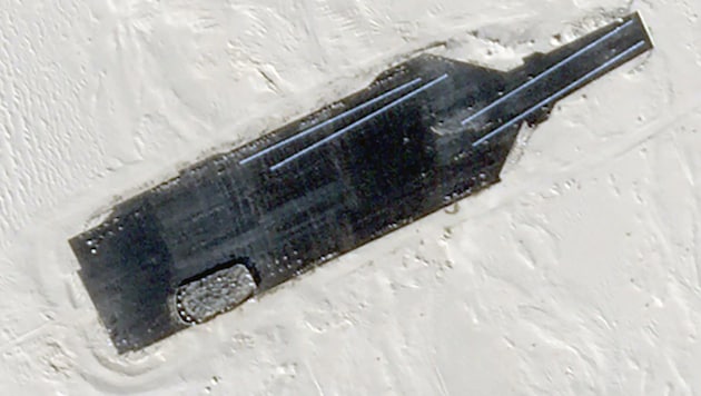 Rundherum nur Sand: Satellitenbilder des Anbieters Planet Labs zeigen die Silhouette des neuen US-Superflugzeugträgers USS Ford - mitten in der chinesischen Wüste . (Bild: twitter.com/IndoPac_Info, Planet Labs PBC )