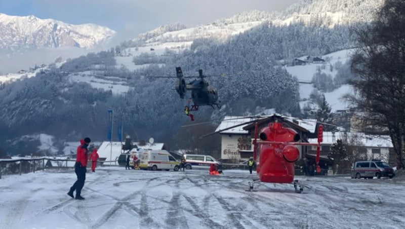 Ein Großaufgebot von Einsatzkräften und mehrere Hubschrauber waren vor Ort. (Bild: ZOOM.TIROL)