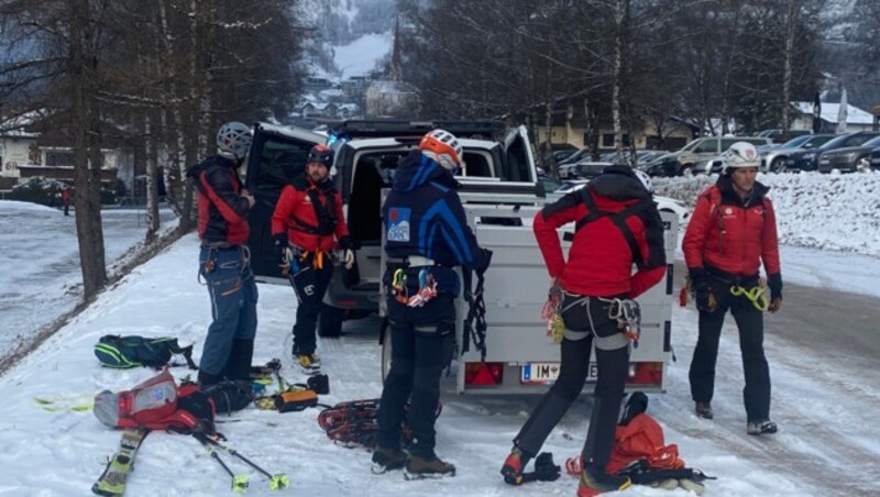 Zahlreiche Einsatzkräfte stehen im Einsatz. (Bild: ZOOM.TIROL)