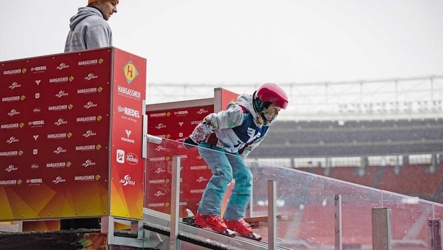 In einer echten Anfahrtsspur machen die kleinen Skispringer ihre ersten „Flugversuche“ (Bild: Stadtadler/Gerald Kührer)