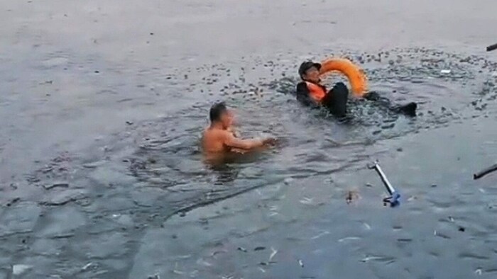 Dem in den Fluss eingebrochenen Mann fehlte es offenbar an Kraft, um mithilfe des Schwimmreifens ...