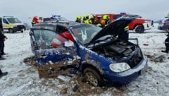 Der Lenker konnte sich nicht selbstständig aus dem Wrack befreien. Einsatzkräfte eilten zur Hilfe. (Bild: DOKU-NÖ, Krone KREATIV)