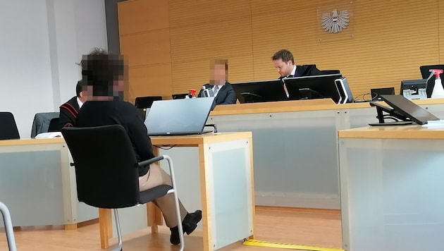 Reumütig nahm die 52-jährige Tirolerin auf der Anklagebank des Innsbrucker Landesgerichtes vor Richter Rüßkamp Platz. (Bild: Stegmayr Markus, Krone KREATIV)