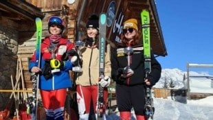 Leonie Lussnig (M.) begeistert in ihrer ersten Saison als Skicrosserin auf Anhieb und feierte ihre ersten Siege. (Bild: zVg)